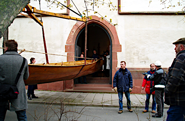 Tilia på vej ind i museet ad den lidt for smalle port.