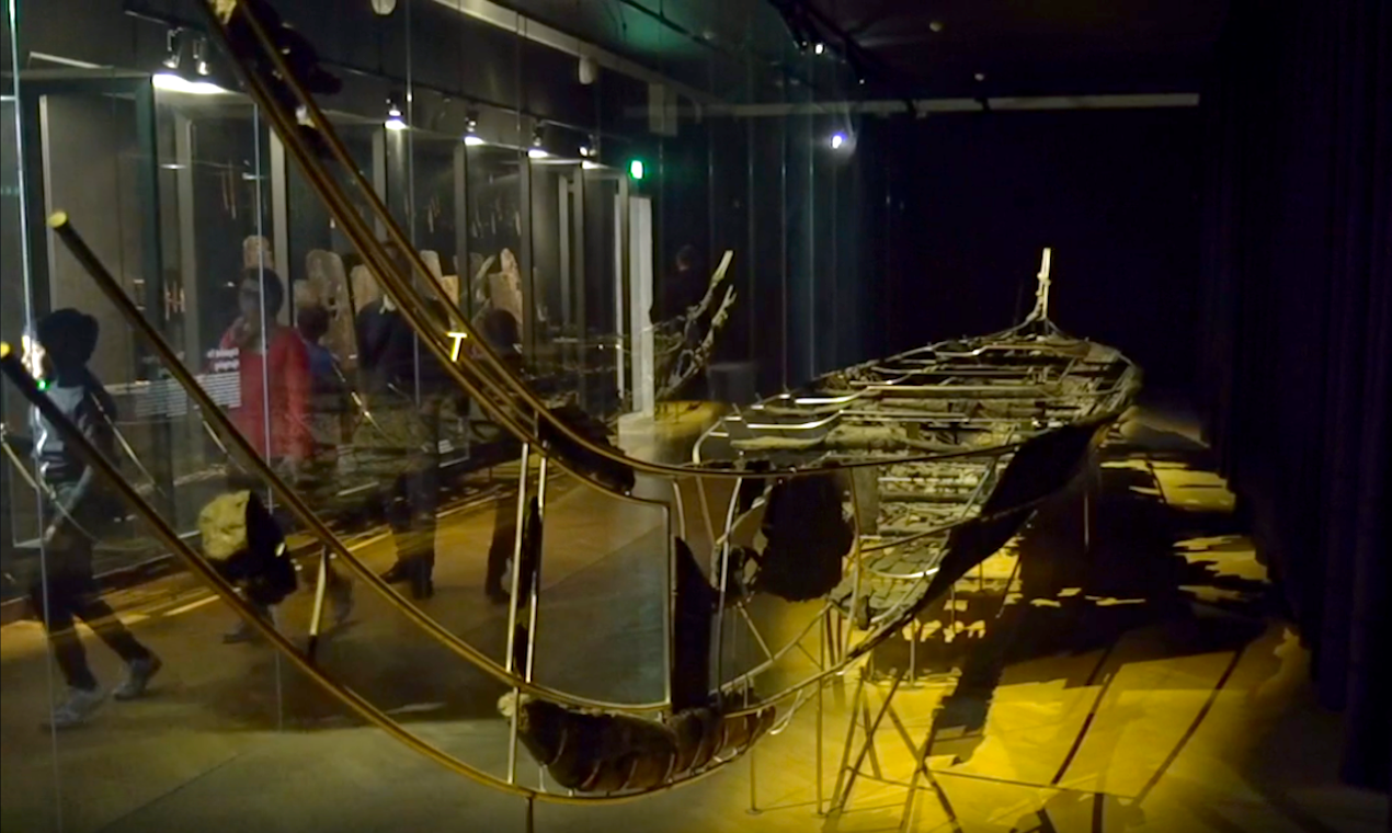 Das im Nationalmuseum ausgestellte Hjortspring-Boot.