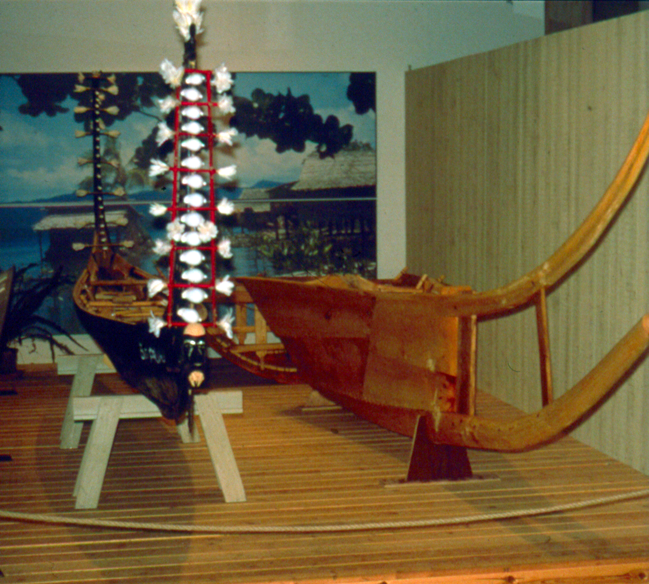 Prøvestykkerne i Vikingeskibshallen i Roskilde sammen med en syet kano fra Salomonøerne.