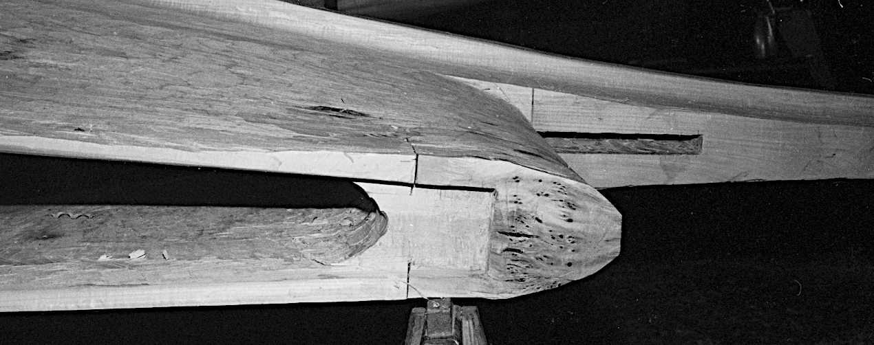 Udsnit af stævnklodsen, set nedefra, med recessen mod bundplanken og hul til stævntræet i rælingshornet.