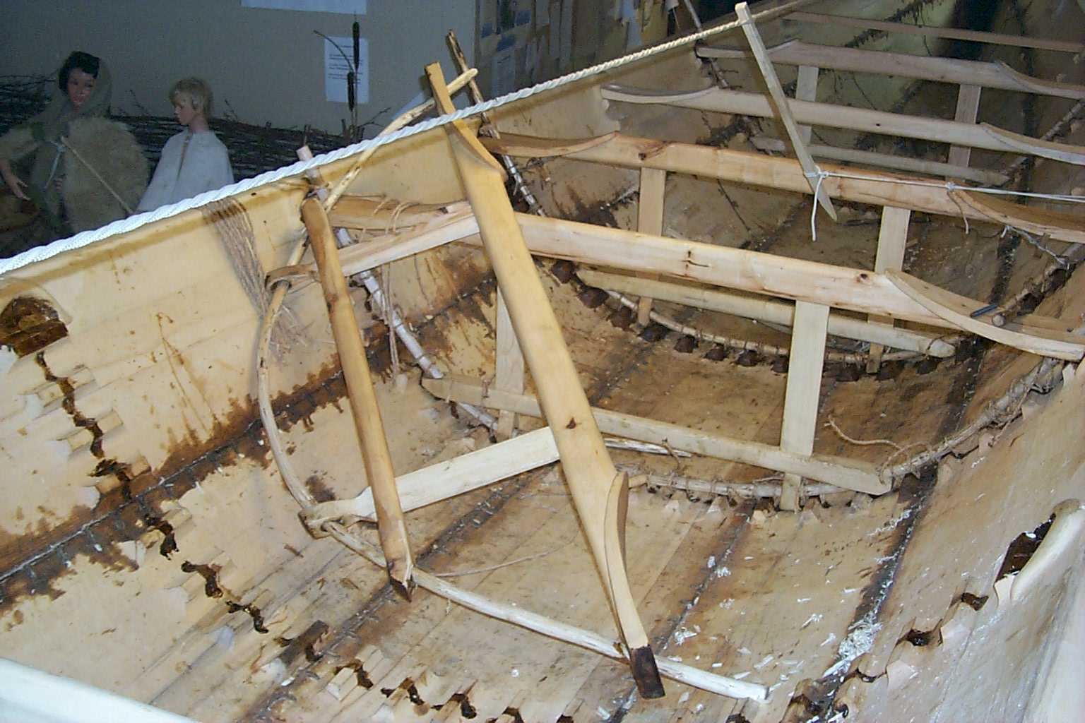 A loose rib-frame at the middle of the boat, 1999-02-11.
