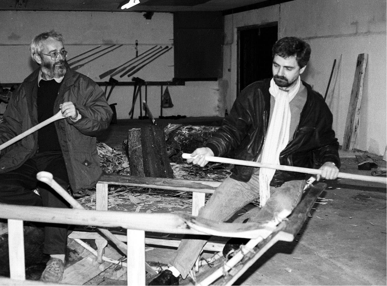 Arkæolog Flemmikng Rieck og Thorkild Thomasen fra Nationalmuseets Marinarkæologiske Undersøgelser i Roskilde vurderer prøvestykket af bådens midtersektion.