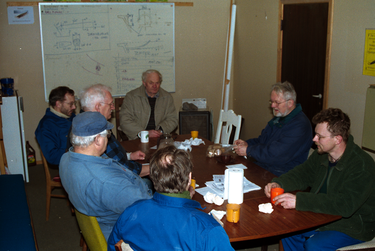 Udformningen af spantsystemerne diskuteres i en kaffepause.