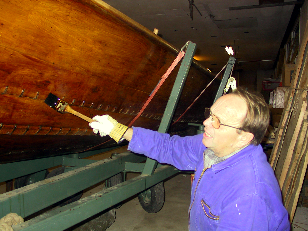 Båden tætnes med harpiks og males med trætjære.