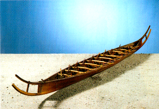Rosenbergs Modell des Hjortspringbåden.
